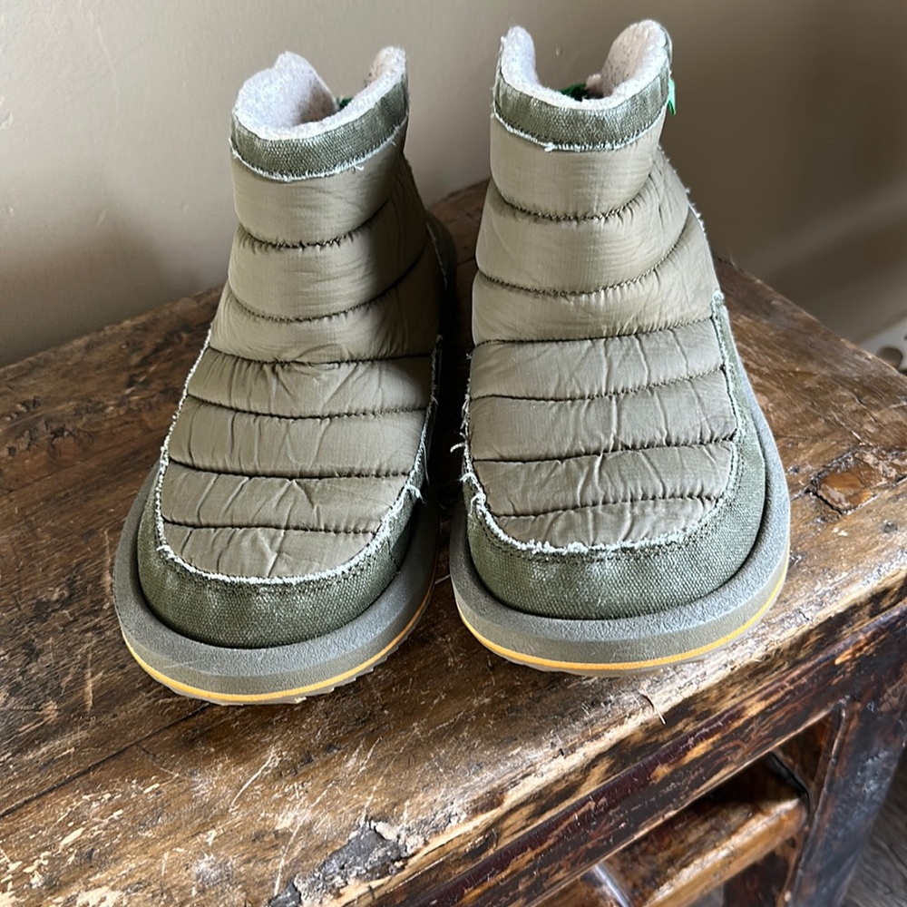Sanuk Green Puffer Sherpa Lined Shoes Size 8
